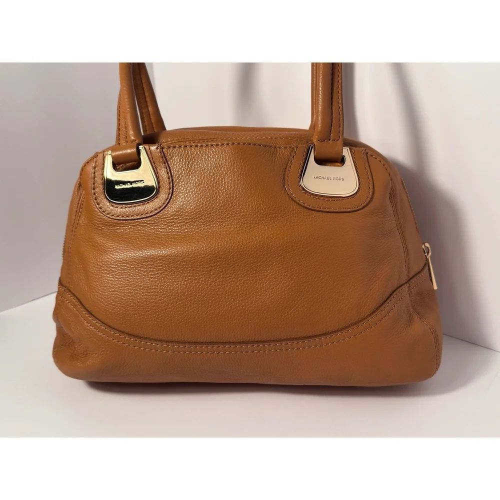 Michael Kors leather shoulder bag with 3 main sections 4 slip, 2 zip pockets EUC